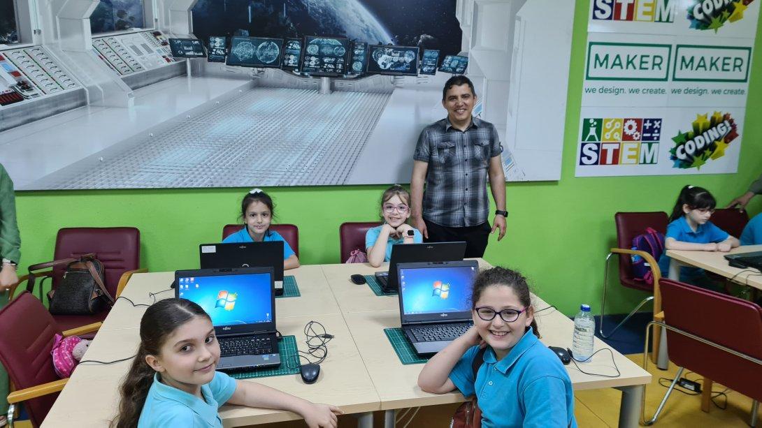 Hüseyin Pehlivan İlkokulu Öğrencilerinden Müdürlüğümüzdeki Halide Selma Akdoğan Maker, Kodlama ve STEM Laboratuvarına Ziyaret